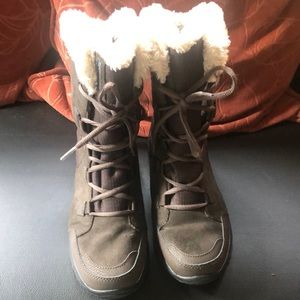 Women’s Columbia snow boots